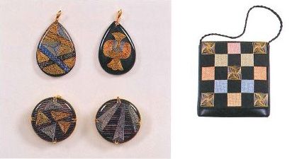 （左）刺繍によるペンダント、ブローチ、帯留め(表面は水晶)／平成７年　（右）革製バッグ、刺繍部分は帯地／平成７年